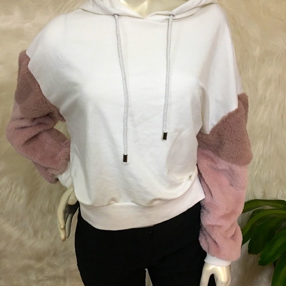 Cropped oversized Hoodie with Soft fur sleeves‎
